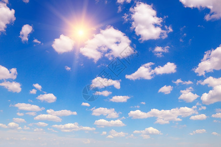 太阳在蓝的天空中有白云图片