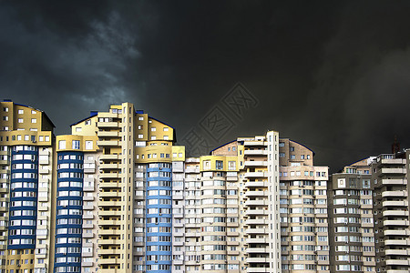 深黑雨云下公寓楼图片