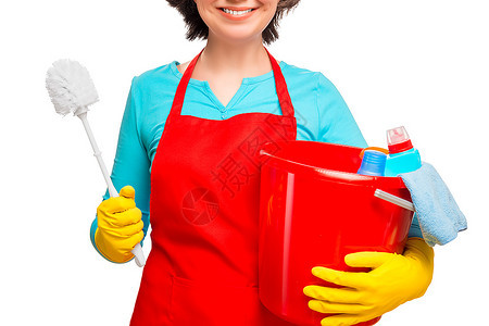 穿着红色围裙的白底脸用桶子和刷洗手间做家庭主妇图片