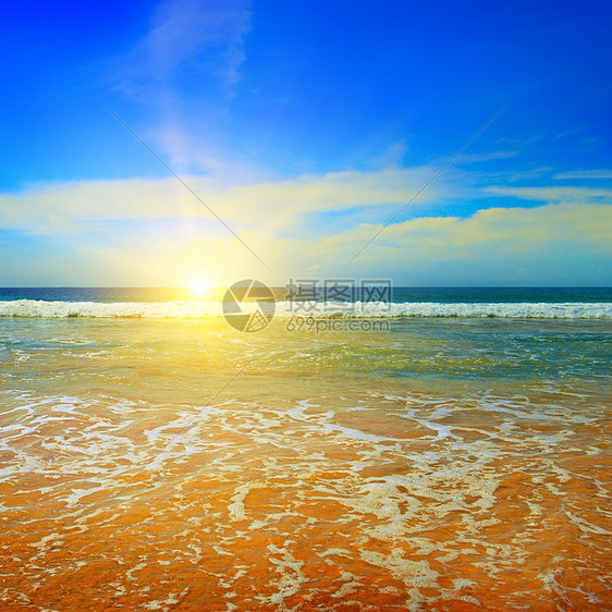 海洋沙滩蓝天空和日出图片