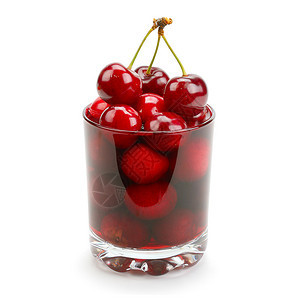 白色背景上隔离的樱桃和果汁杯图片