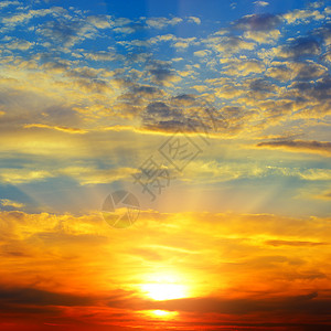 日落在地平线上天空有彩色云图片