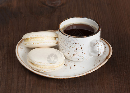 古老的黑咖啡杯和木桌上两个红心蛋糕图片