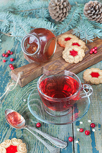 一个透明的杯中热红茶果酱和饼干背景圣诞节装饰品图片