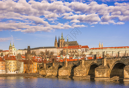 在美丽的天空下在背景和前之下有石棺大教堂的城市风景Czech的Prague拍摄的照片图片