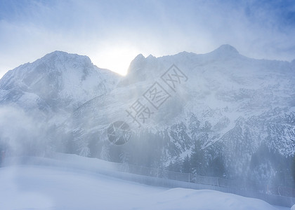 山上微雪暴冬季高山风景和柔软的暴雪在奥斯蒂安山的丘上吹出新鲜的雪太阳在山峰上升起图片