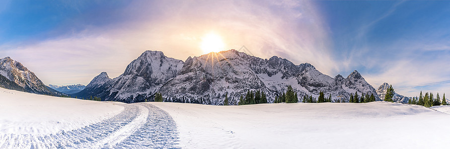 雪山中升起的太阳图片