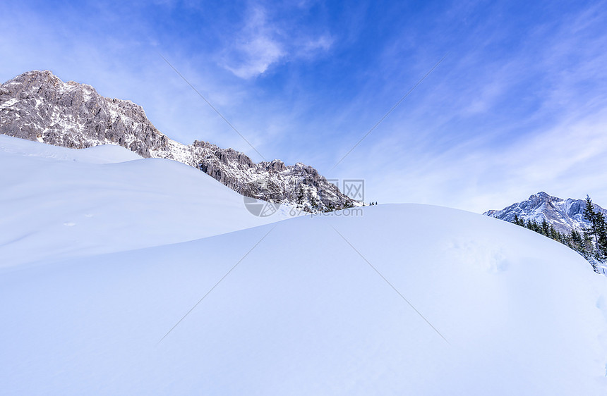 大堆雪可爱的冬季背景有大堆雪周围是奥述山峰在蓝天下