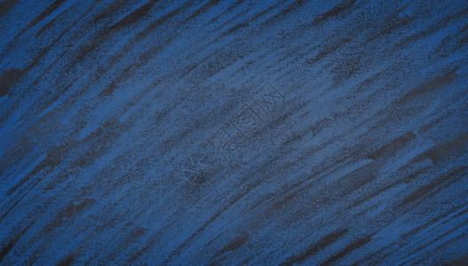 有蓝粉笔抓痕作为背景和写空间的黑板图片