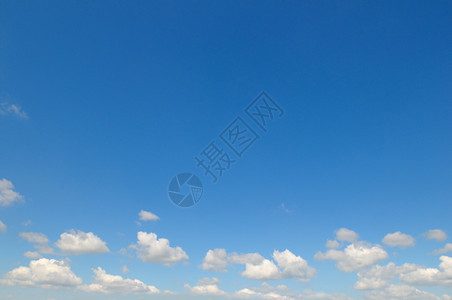 蓝色天空中的云图片