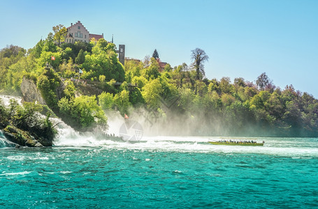 乘船驶向莱茵瀑布船进入因莱茵河坠落而形成的蒸气云落在瑞士的laufen城堡脚下图片