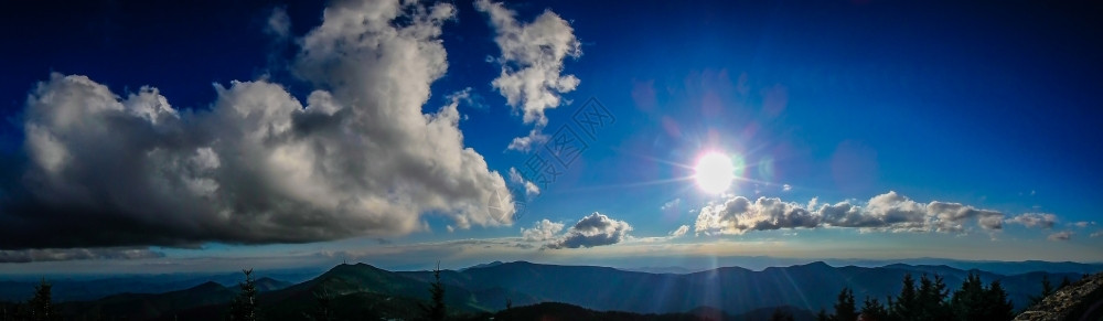 米切尔山顶日落时的风景图片