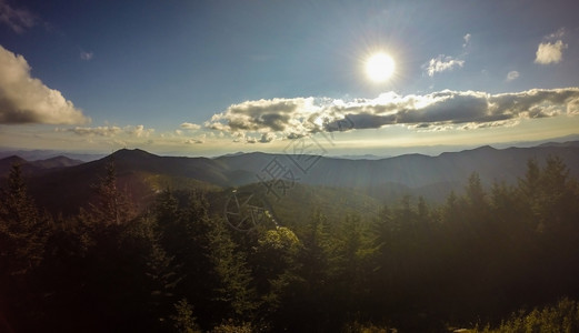 米切尔山顶日落时的风景图片