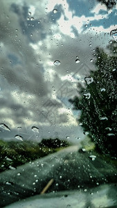 雨中行驶能见度低图片