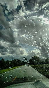 在暴雨中驾车时能见度有限图片