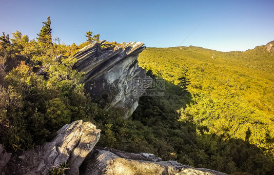 向北卡罗莱纳山峰移动自然的足迹场景图片