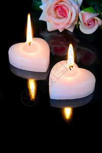 两根粉红蜡烛黑底的心形图片