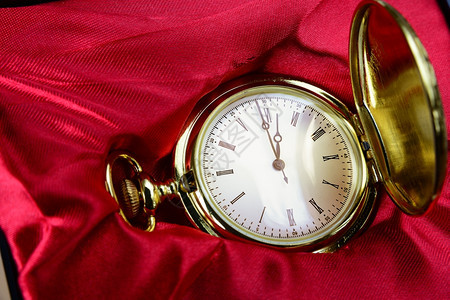 金色袖手表红丝绸上盖有开阔子图片