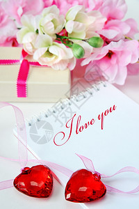 笔记本两杯红心礼品盒和鲜花图片