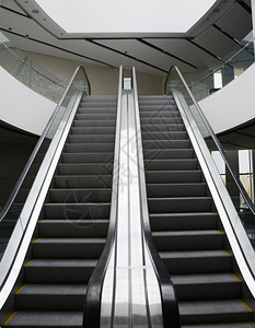 新的现代建筑中两个空扶梯图片