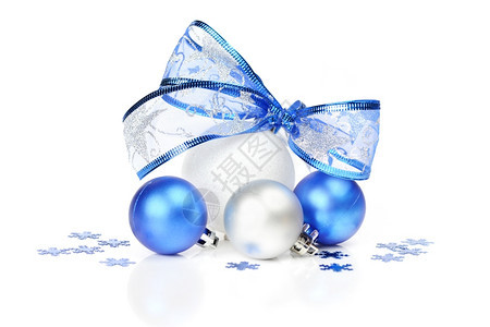 白和蓝色的圣诞节球白底有美丽的弓和彩色雪花图片