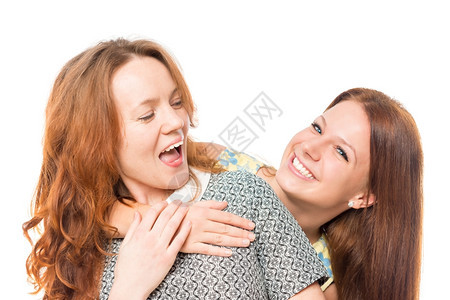 两个快乐的女朋友拥抱在白色背景图片