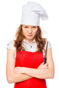 满脸愤怒的厨师用一把尖利刀在白色背景上图片