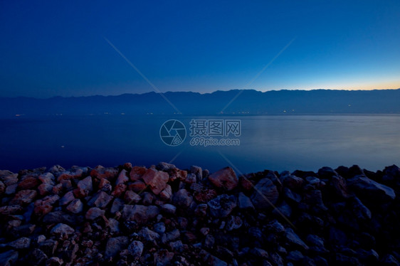 克罗地亚达尔马提亚黎明时分的velebit山和海峡图片
