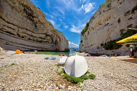 沙滩夏季风景相对岛croati图片