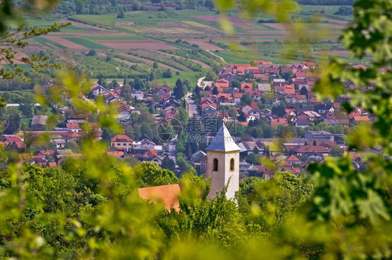 北部croati镇Smbor山上的丘教堂图片