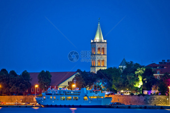 扎达尔水边夜景马提亚croati镇图片