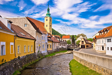 北部croati镇的Smbor河和旧街道风景图片