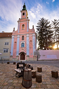 北部croati北部日落时旧的Varzdin教堂和街道垂直视图图片