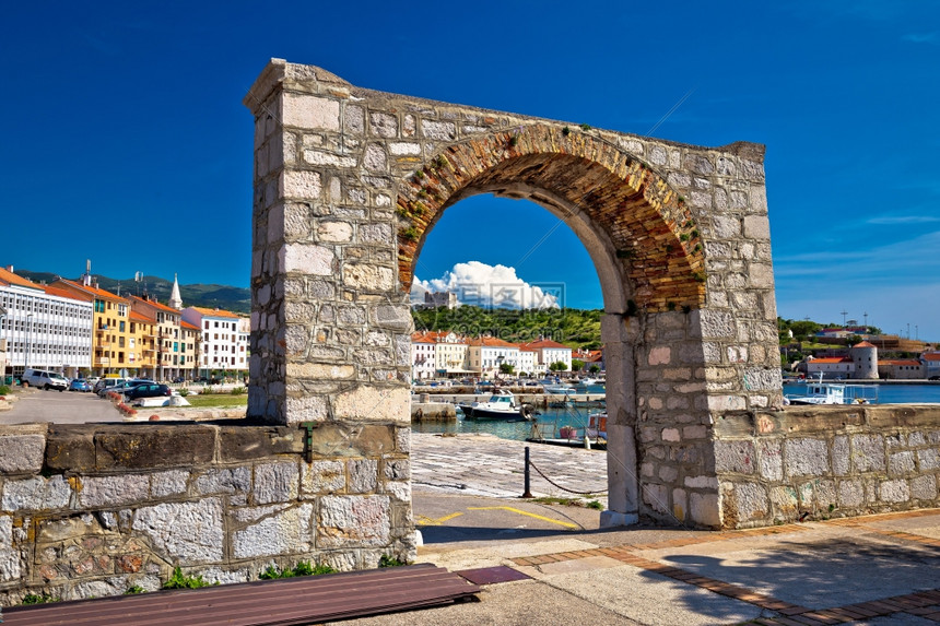 具有历史意义的城市Senj大门和海边风景Primojecati图片