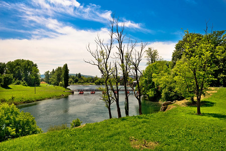 卡尔洛瓦茨的科罗阿纳河景观绿色和桥梁图片