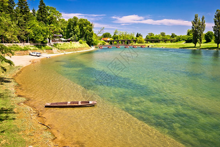 Koran河海滩和木船卡尔洛瓦克镇croati图片
