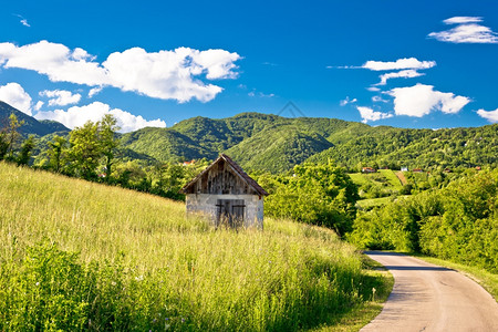 绿色的赞伯拉克山丘与古老的石块小屋北croati北部图片