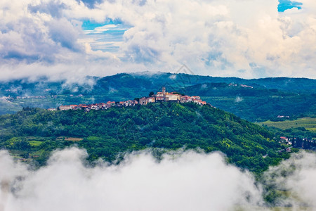 乌云风景中的莫托文镇伊斯特里亚croati图片