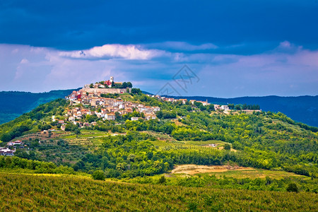 摩托文镇的图景山丘伊斯特里亚croati图片