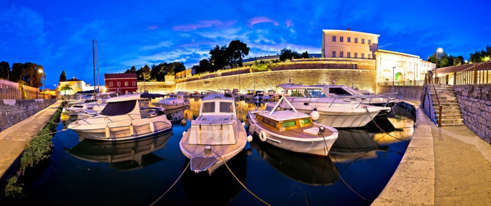 扎达尔城墙和佛萨港晚上的全景达马提亚croati图片