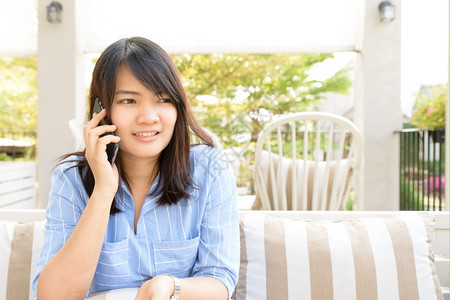 女人在咖啡馆里专注地讲电话图片