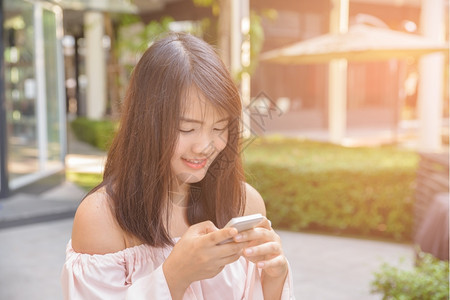 女子微笑的在看手机信息图片