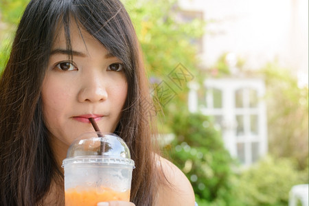 美丽的快乐女人在外景拍写真照图片