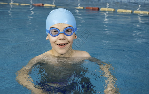 小男孩在游泳池蓝色图片