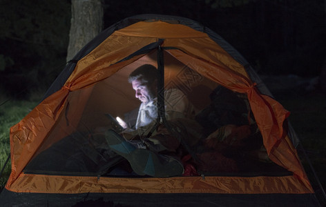 男人在帐篷里看手机图片