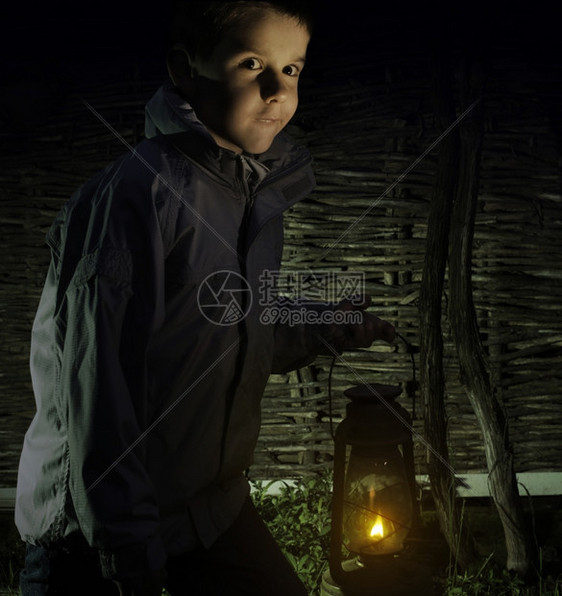 孩子在黑暗中走用煤气灯笼图片