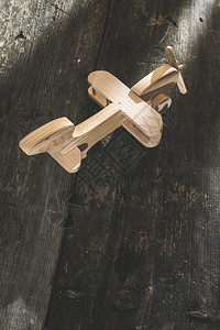 木制的飞机模型图片