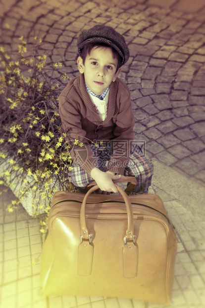 小男孩穿着旧式风格服装在街头写真图片