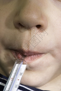 医院呼死你这生病的小男孩口含这体温计背景