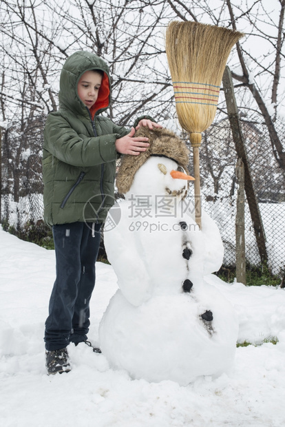 雪人和孩子在院里冬天图片